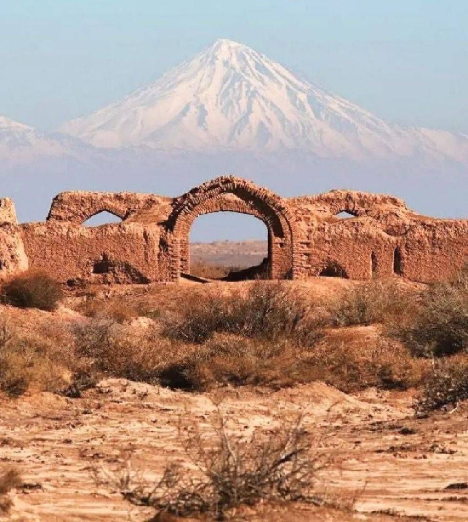 نمای دماوند از کاروانسرای دیرگلین پارک ملی کویر قم